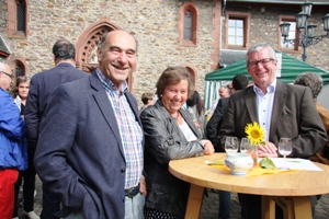 Gste beim Weinfest im historischen Innenhof. Foto: Herbert Martin