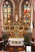Der reich ausgeschmckte Altar und die leuchtenden Glasfenster in der Marienkapelle. Foto: Stephan Sonnet
