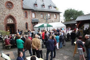 Zahlreiche Besucher waren zum Tag des offenen Denkmals und kleinem Weinfest ins Puricelli-Stift gekommen. Foto: Stephan Sonnet